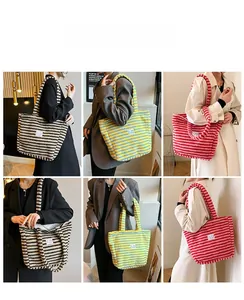 Dettagli di borse tote a righe in peluche abbinate a diversi outfit autunno inverno