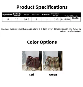 Détails du sac seau en laine à carreaux rouge et vert avec bandoulière chaîne et boules métal