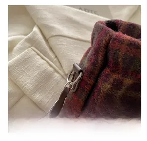 Gros plan détaillé du tissu en laine à carreaux et de la chaîne de ce sac seau tendance