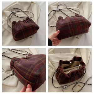 Vues détaillées du sac seau vintage en laine à carreaux avec bandoulière chaîne en métal