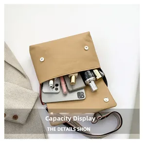 Vue intérieure du sac beige grainé montrant l'espace pour smartphones et rouge à lèvres