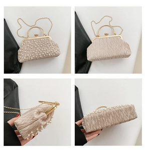 Détails de la pochette de soirée champagne avec perles et poignée en métal doré chic