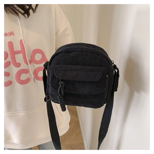 Minimalistische zwarte corduroy schoudertas met brede riem in casual stijl