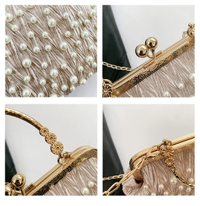 Détails de la pochette de soirée en satin champagne avec perles et fermoir doré ciselé