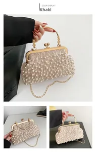 Détail du sac de soirée perlé kaki avec fermoir doré vintage et poignée en métal