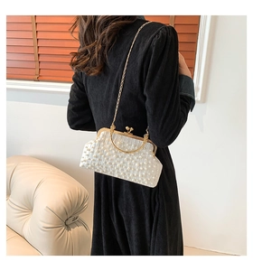 Pochette élégante en satin blanc plissé avec perles et bandoulière sur un modèle