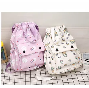 Détail de sacs à dos à cordon montrant des boucles doubles et des motifs de lapin