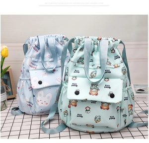 Détails des motifs de dessin animé et de la poche avant à pression sur le sac à dos
