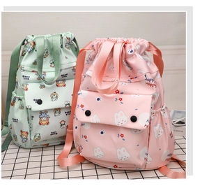 Détail du cordon de serrage et motif animal de dessin animé sur sac à dos en nylon