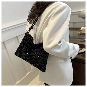Detail van de zwarte hobo-tas met pailletten en touwschouderband met metalen accenten