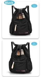 Vue détaillée du sac à dos noir avec cordon, motif Rabbit Love rose et poche latérale