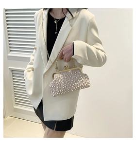 Détail du sac de soirée en perles champagne avec fermoir doré et texture perlée