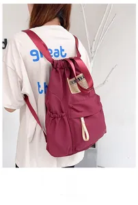 Sac à dos en nylon bordeaux imperméable avec cordon de serrage et poches latérales