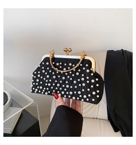 Détail du sac de soirée plissé noir orné de perles blanches et poignée dorée chic