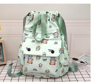 Vue détaillée du sac à dos vert menthe avec motifs de dessins animés et tissu imperméable