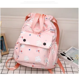 Sac à dos rose à cordon avec motif de lapin mignon et poche à rabat sur grille blanche