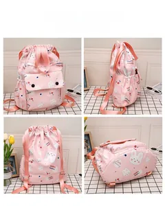 Vues détaillées du sac à dos à cordon rose avec des motifs de lapins et des fleurs