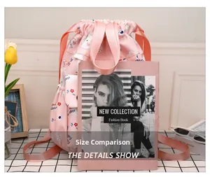 Comparaison détaillée de la taille du sac à cordon rose avec un livre de mode