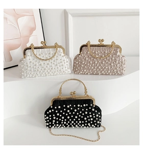 Détail de sacs de soirée en satin plissé avec perles et fermoirs métalliques œil-de-chat