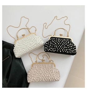 Trois pochettes de soirée plissées en blanc, noir et beige avec perles et chaînes dorées