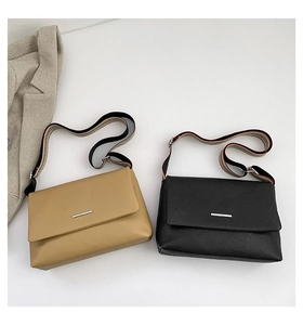Sacs à bandoulière minimalistes en cuir noir et camel avec sangle large rayée
