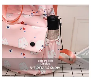 Détail de la poche latérale d'un sac à dos rose avec cordon de serrage et un parapluie noir