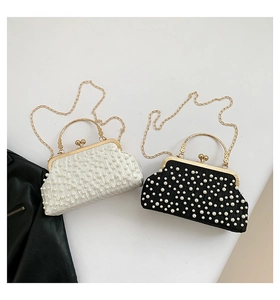 Détail de sacs de soirée noirs et blancs perlés avec poignées dorées et bandoulière chaîne