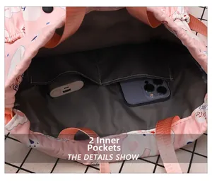 Détail de deux poches intérieures du sac à dos rose à cordon avec une doublure grise