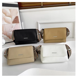 Sac Bandoulière Femme en Cuir PU Grain de Litchi Minimaliste Urbain avec Large Bandoulière Rayée Rabat Décoration Métallique