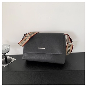 Sac bandoulière chic en cuir litchi gris foncé avec une large bandoulière tissée rayée