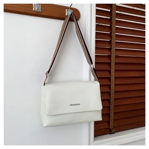 Sac bandoulière blanc minimaliste en cuir synthétique avec large sangle rayée
