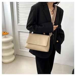 Sac à bandoulière chic en cuir beige avec sangle rayée pour femme moderne et élégante