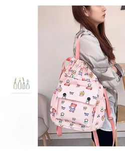 Sac à dos rose à cordon avec imprimés cartoon et poches latérales sur modèle