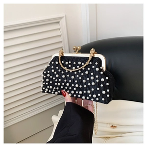 Sac à main élégant en tissu plissé noir avec perles blanches et chaîne dorée