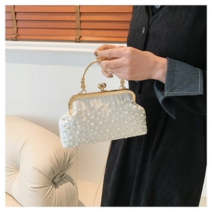 Pochette de soirée blanche plissée avec perles, poignée dorée et bandoulière chaîne