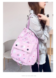 Sac à dos rose à cordon avec imprimé lapin porté par un mannequin en intérieur