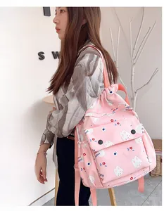 Détail du sac à dos rose à cordon pour étudiante avec motif lapin mignon et poche avant