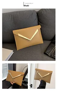 Dettaglio pochette color kaki con trapuntatura a V e inserti metallici dorati eleganti