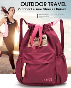 Détail du sac à dos bordeaux en nylon imperméable avec cordon et poche zippée avant