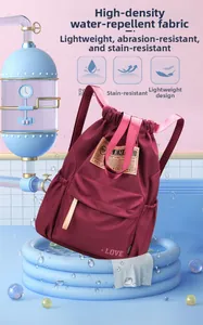 Détail du sac à dos bordeaux à cordon en tissu imperméable de haute densité