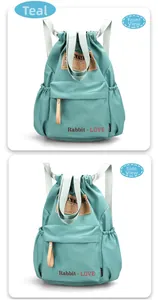 Vue détaillée du sac à dos vert en nylon imperméable avec cordon et poche zippée