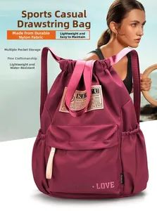 Vue détaillée du sac à dos en nylon bordeaux montrant la texture imperméable et poches