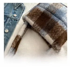 Nahaufnahme der blau-braun karierten Plüschtasche mit weicher mohairartiger Stricktextur