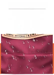 Détail du tissu en nylon bordeaux hydrofuge et de la sangle en cuir siglée MYCOBAG