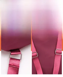 Détail des sangles en nylon haute densité et boucles en métal argenté sur le sac à dos bordeaux
