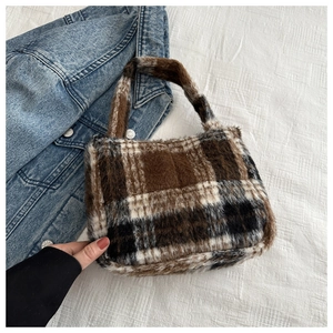 Detailansicht der Vintage-Plüschhandtasche mit braun-schwarzem Karomuster auf weiß