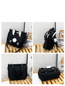 Dettagli multi-angolo di una borsa in nylon nero con graziose orecchie di coniglio bianche