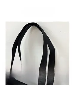 Dettaglio della spessa trama in nylon e del manico resistente su una borsa nera