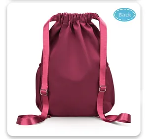 Vue arrière du sac à dos en nylon bordeaux avec cordons de serrage et bretelles réglables