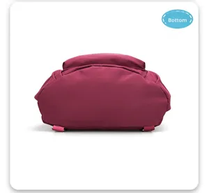 Vue détaillée du fond d'un sac à dos bordeaux en nylon avec coutures renforcées